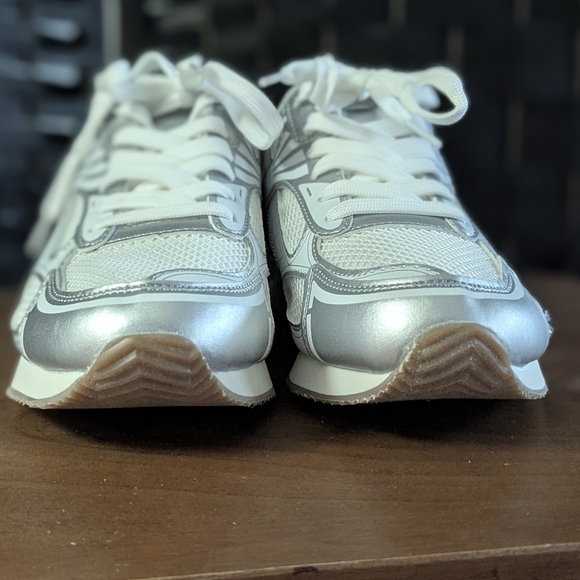 NICOLE MILLER women's Silver Sneakers NEW Size 8.5 - Picture 3 of 6